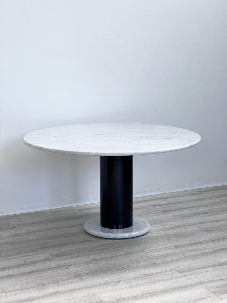 Tavolo in marmo modello Loto di Ettore Sottsass