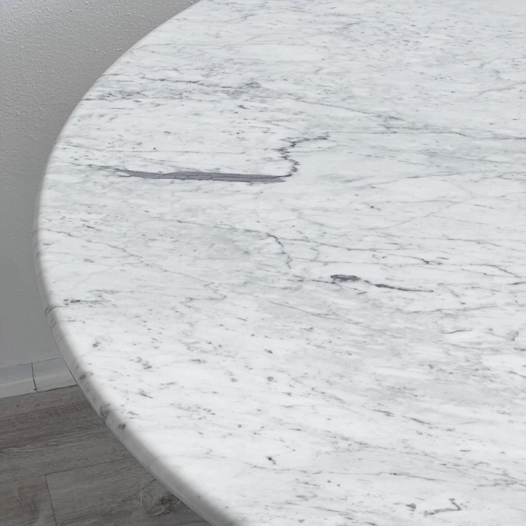 Tavolo in marmo modello Loto di Ettore Sottsass