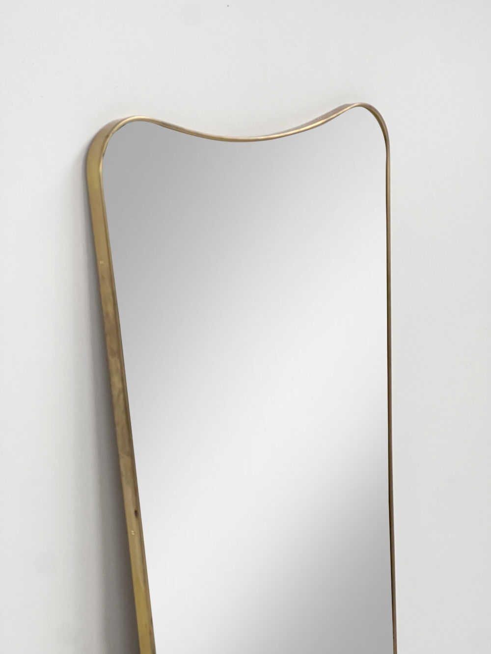 Specchio grande mid-century in ottone - immagine 2
