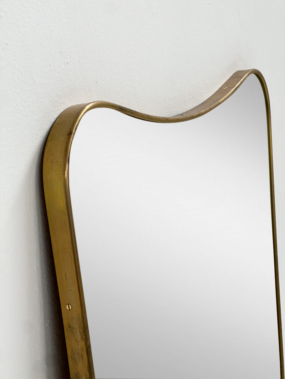 Specchio grande mid-century in ottone - immagine 4