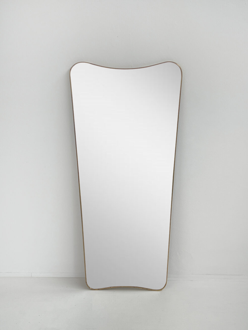 Specchio grande mid-century in ottone